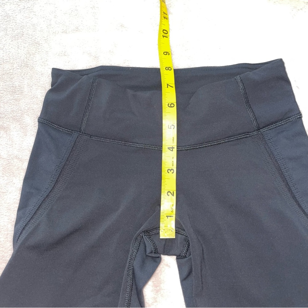 Lululemon crop leggings size 2 - Picture 9 of 10